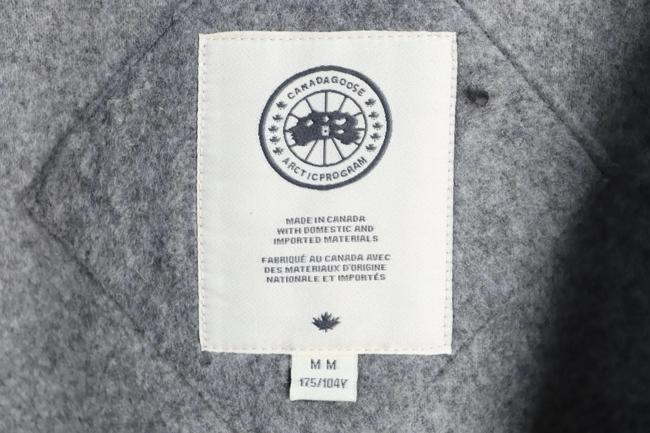 P640 Big Goose White Label Cashmere Vest Canada Goose Canada Goose Humanature Series Ski Season White Label Warm, Windproof, Breathable, Soft Solid Color Stand Collar Logo Label Zipper Casual Sleeveless Vest Mersey Solid Color Stand Collar Fitted Sleeveless Vest Exclusive Customized Wool Fabric Compare only with ZP There is no need to elaborate on the popularity of this season’s new style. The fabric is warm and comfortable long plush and easy to put on and take off. High-tech breathable space cotton liner makes the whole dress very stiff. At the same time, it is soft, comfortable and lightweight. Breathable, soft, not sweaty, lightweight, stylish, and not deformed. The iconic double-striped reflective strips are designed behind the collar and hat. No detail is missed. High-density goose badge. All threaded accessories are customized. Three colors to choose from. Each one is super western. The upper body effect is very high-end. The loose version is not bloated at all. It is quite fashionable. It can be said to be a very unique design. This year's must-have style is the same for men and women🔥 Color: light gray dark gray Khaki